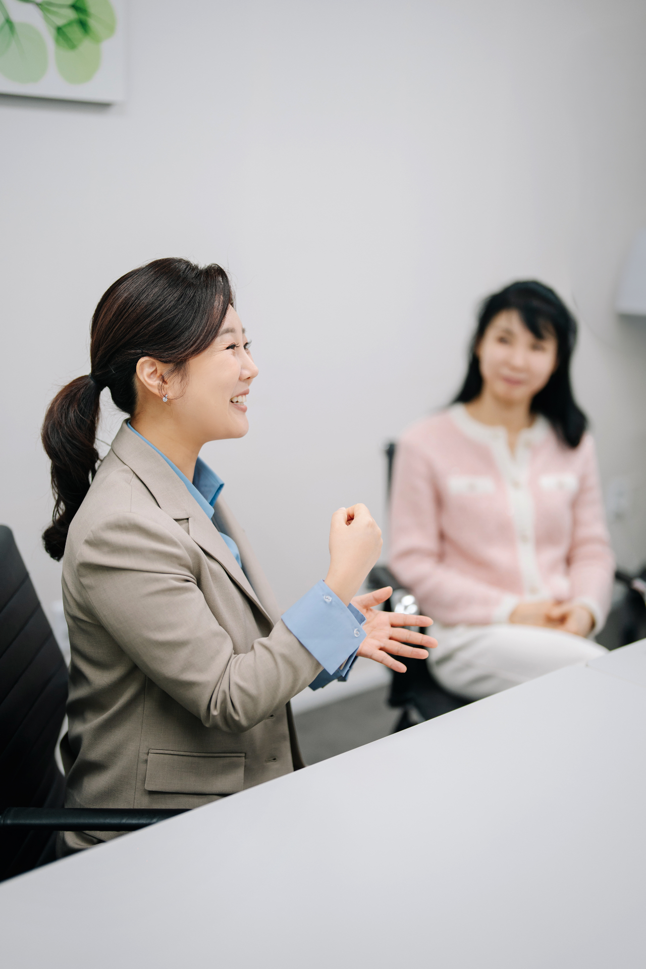 서지현 전 검사와 인터뷰하는 김도희 변호사