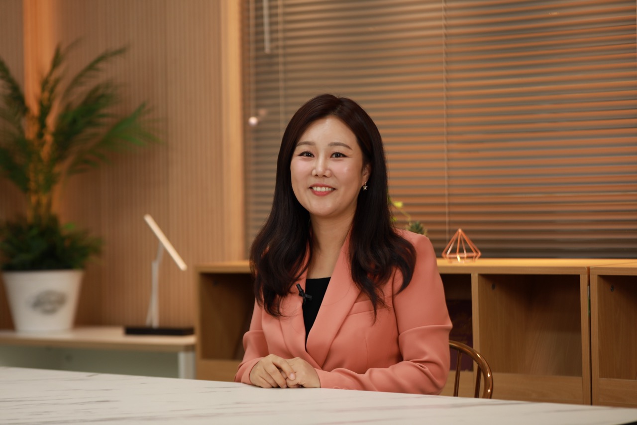 교제폭력 예방교육 영상 촬영 중인 김도희 변호사